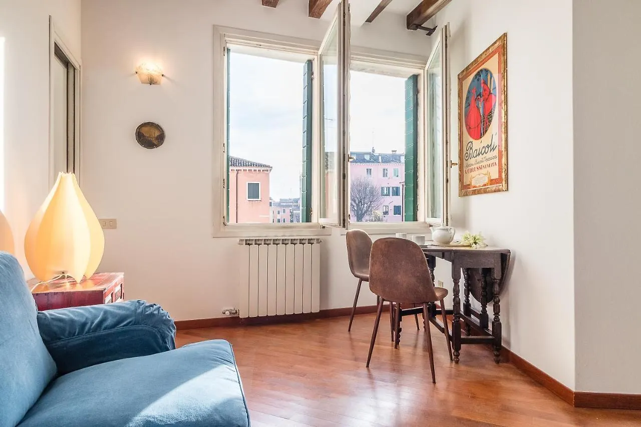 7 Windows On Venice By Lionhost location